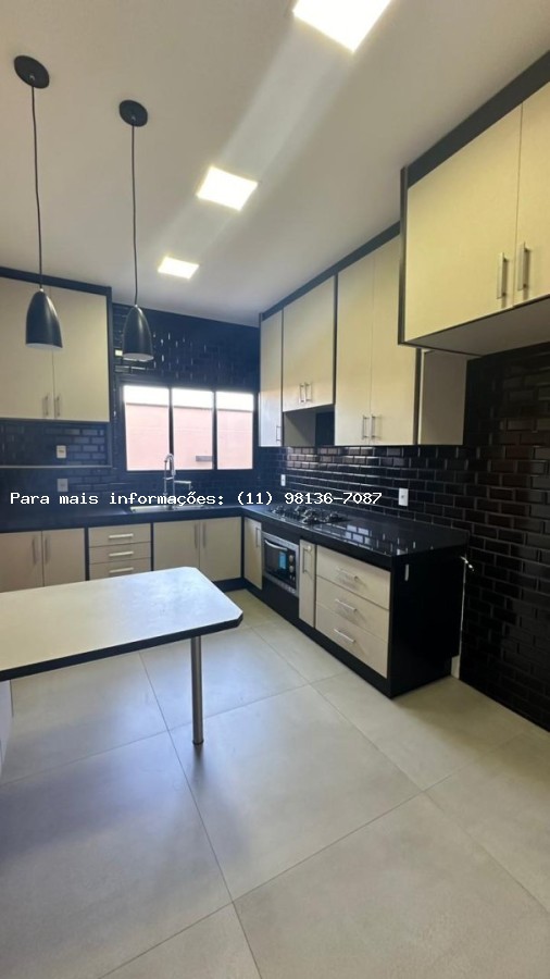 Casa para alugar com 3 quartos, 300m² - Foto 4